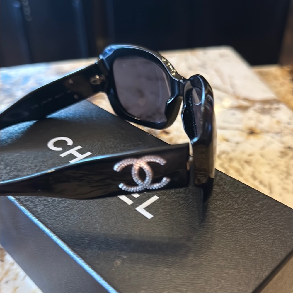 CHANEL Elegant Black Sunglasses - Picture 4 of 4